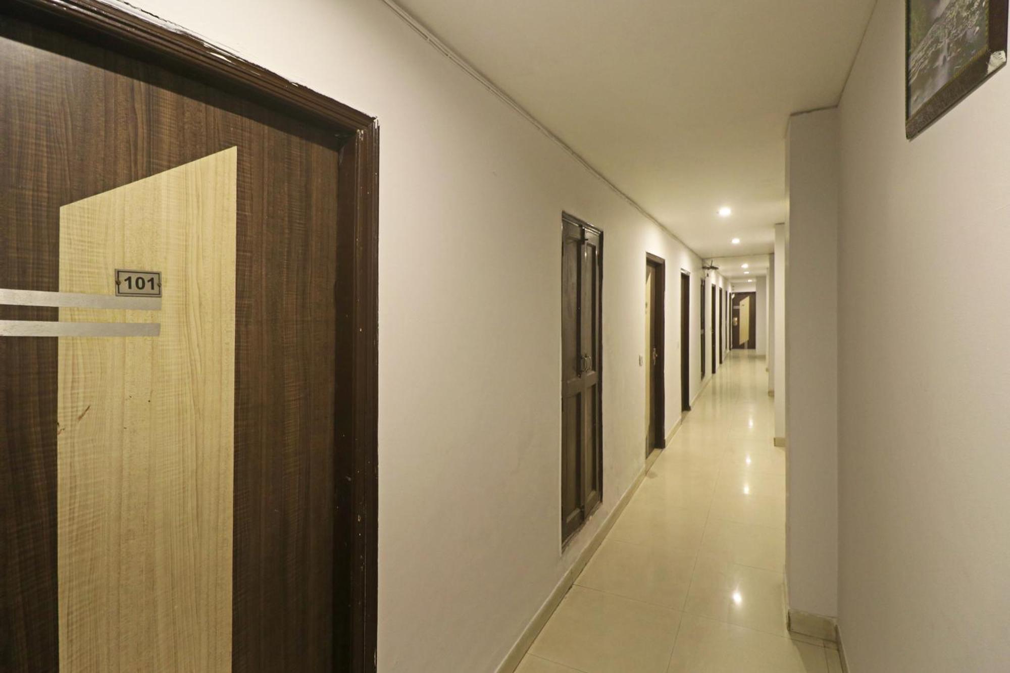 Airport Samara Inn Ню Делхи Екстериор снимка
