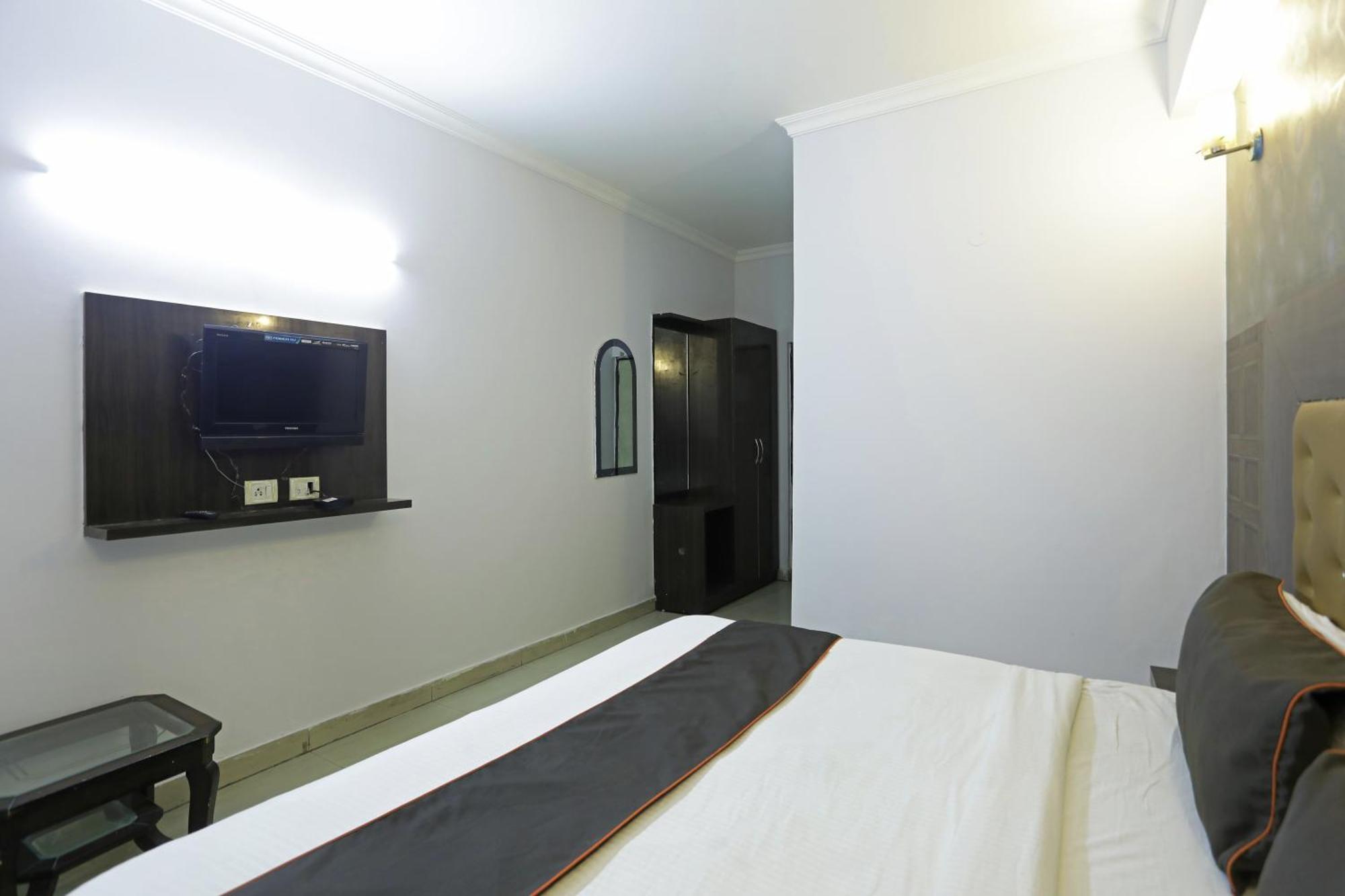 Airport Samara Inn Ню Делхи Екстериор снимка